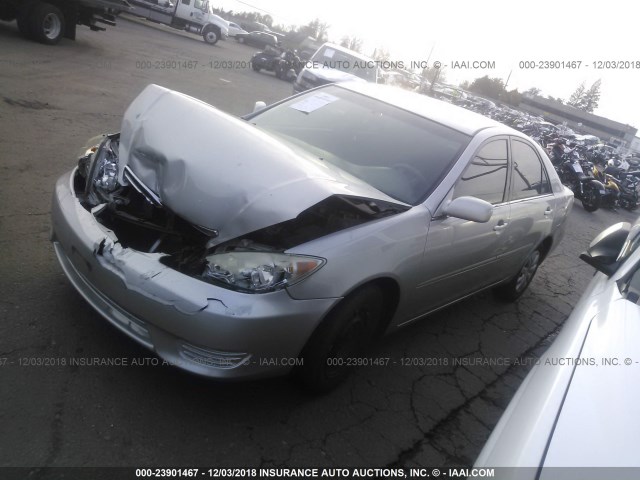 4T1BE32K45U062796 - 2005 TOYOTA CAMRY LE/XLE/SE SILVER photo 2