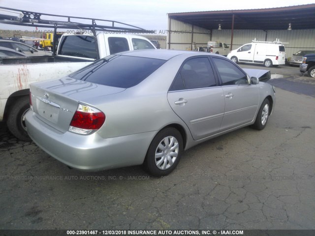 4T1BE32K45U062796 - 2005 TOYOTA CAMRY LE/XLE/SE SILVER photo 4
