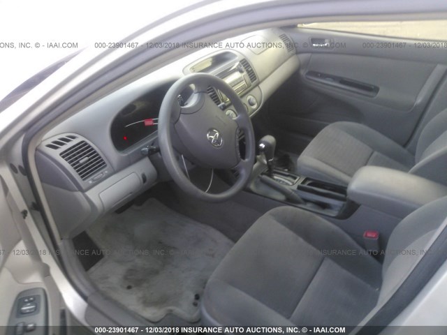 4T1BE32K45U062796 - 2005 TOYOTA CAMRY LE/XLE/SE SILVER photo 5