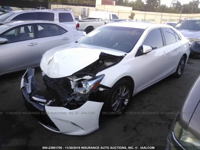 4T1BF1FK6FU993720 - 2015 TOYOTA CAMRY LE/XLE/SE/XSE WHITE photo 2