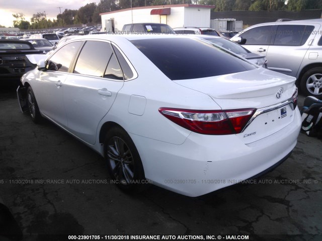 4T1BF1FK6FU993720 - 2015 TOYOTA CAMRY LE/XLE/SE/XSE WHITE photo 3