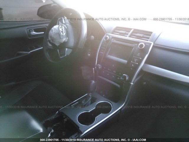 4T1BF1FK6FU993720 - 2015 TOYOTA CAMRY LE/XLE/SE/XSE WHITE photo 5