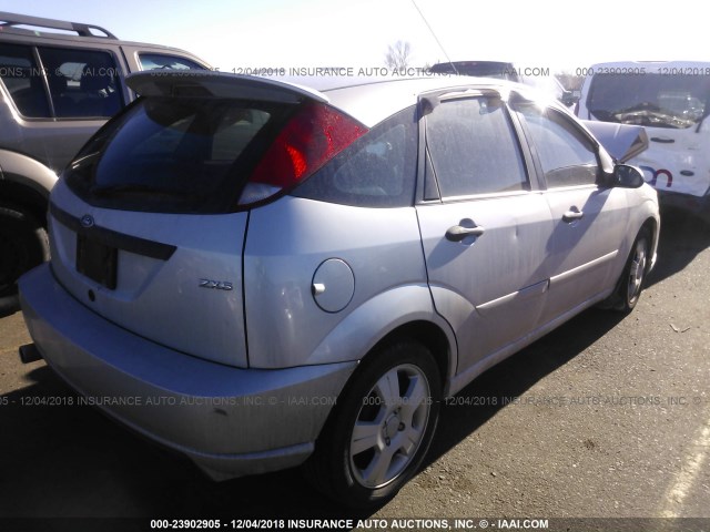 1FAHP37NX6W257969 - 2006 FORD FOCUS ZX5 SILVER photo 4