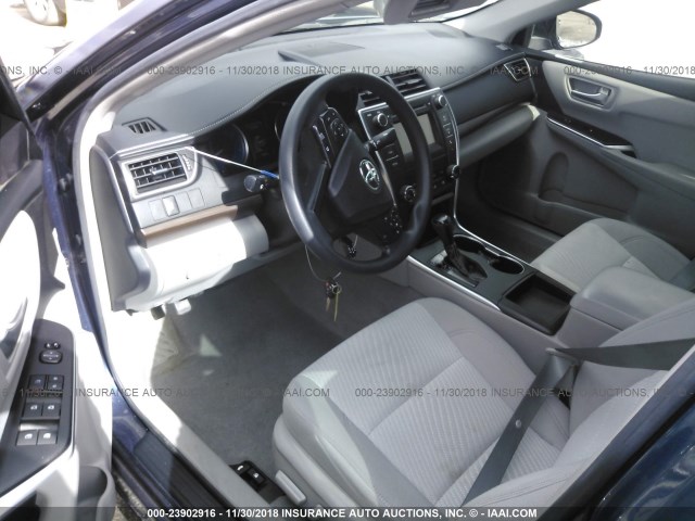 4T1BF1FK9HU648832 - 2017 TOYOTA CAMRY LE/XLE/SE/XSE BLUE photo 5