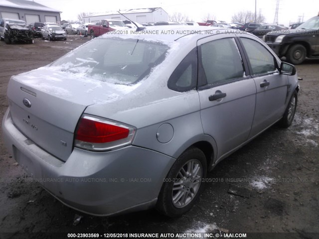 1FAHP35N98W126697 - 2008 FORD FOCUS SE/SEL/SES SILVER photo 4