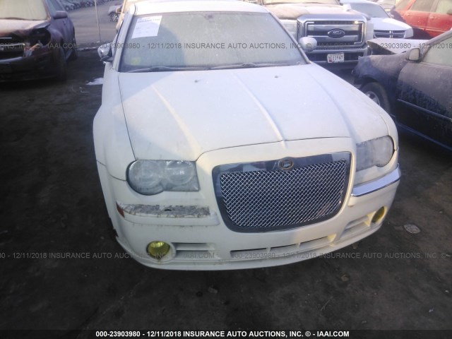 2C3KA63H26H254702 - 2006 CHRYSLER 300C WHITE photo 6