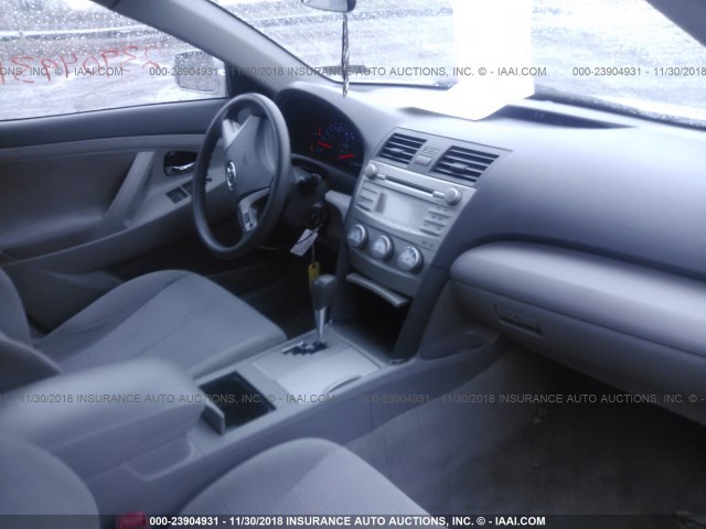 4T1BF3EK3AU065935 - 2010 TOYOTA CAMRY SE/LE/XLE SILVER photo 5