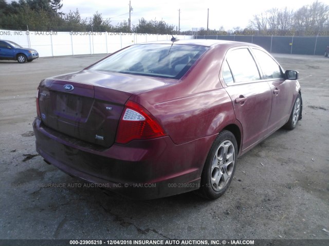 3FAHP0HG1AR218715 - 2010 FORD FUSION SE RED photo 4