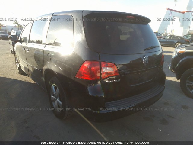 2V4RW3D11AR159102 - 2010 VOLKSWAGEN ROUTAN SE BLACK photo 3