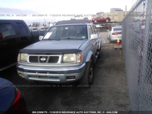 1N6ED27Y0YC381163 - 2000 NISSAN FRONTIER CREW CAB XE/CREW CAB SE SILVER photo 2