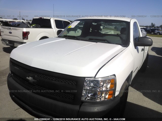 1GCEC14X18Z286684 - 2008 CHEVROLET SILVERADO C1500 WHITE photo 2