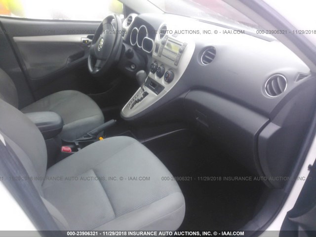 2T1KU40E49C088747 - 2009 TOYOTA COROLLA MATRIX  WHITE photo 5