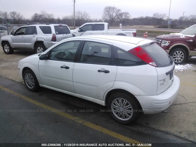 1FAHP37NX7W201757 - 2007 FORD FOCUS ZX5/S/SE/SES WHITE photo 3