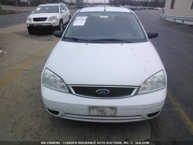 1FAHP37NX7W201757 - 2007 FORD FOCUS ZX5/S/SE/SES WHITE photo 6