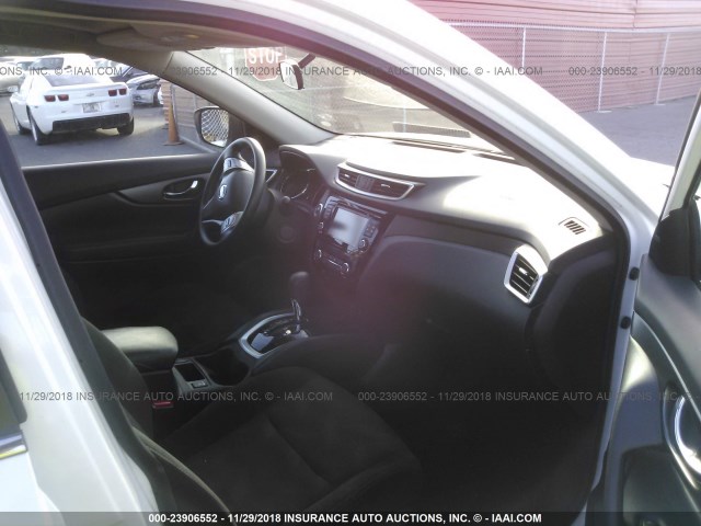 5N1AT2MV3GC887126 - 2016 NISSAN ROGUE S/SL/SV WHITE photo 5