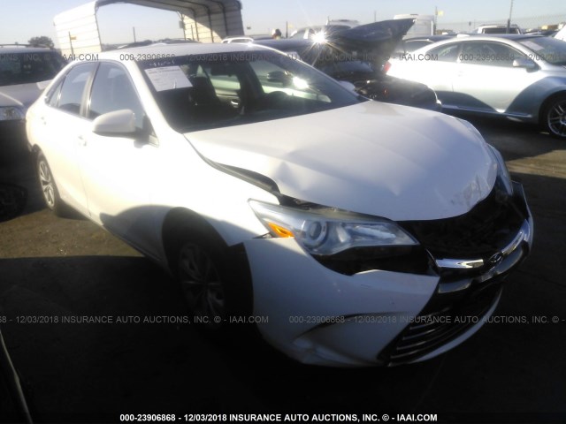 4T1BF1FK8HU274651 - 2017 TOYOTA CAMRY LE/XLE/SE/XSE WHITE photo 1