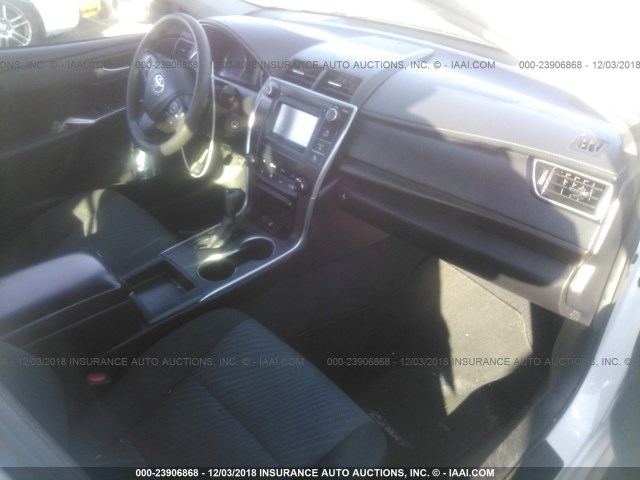 4T1BF1FK8HU274651 - 2017 TOYOTA CAMRY LE/XLE/SE/XSE WHITE photo 5