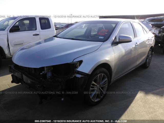 4T1BF1FK3GU537658 - 2016 TOYOTA CAMRY LE/XLE/SE/XSE SILVER photo 2
