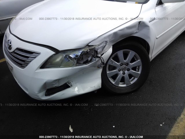 JTNBB46K693049715 - 2009 TOYOTA CAMRY HYBRID WHITE photo 6