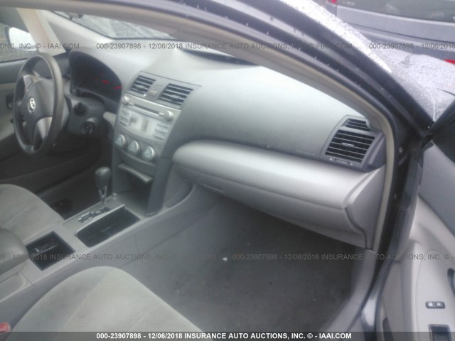 4T4BE46K88R027463 - 2008 TOYOTA CAMRY CE/LE/XLE/SE 灰色 照片 5