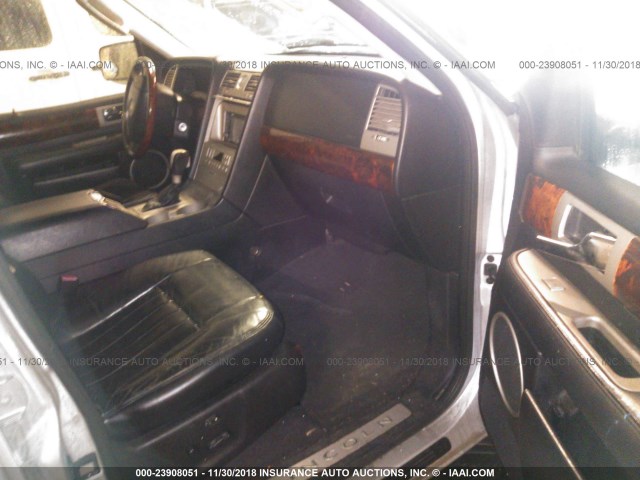 5LMFU28R33LJ16219 - 2003 LINCOLN NAVIGATOR Күміс фото 5