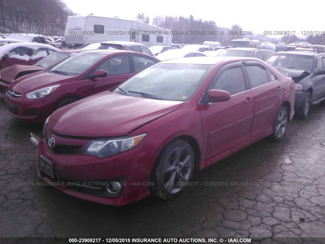 4T1BK1FK6DU529075 - 2013 TOYOTA CAMRY SE/XLE RED photo 2