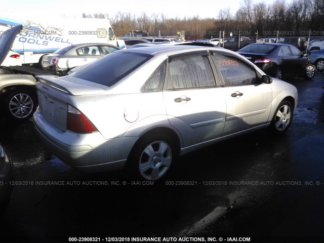 1FAHP34NX6W171422 - 2006 FORD FOCUS ZX4 SILVER photo 4