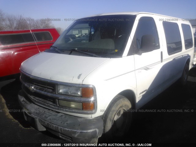 1GBFG15R2Y1262924 - 2000 CHEVROLET EXPRESS G1500  WHITE photo 2