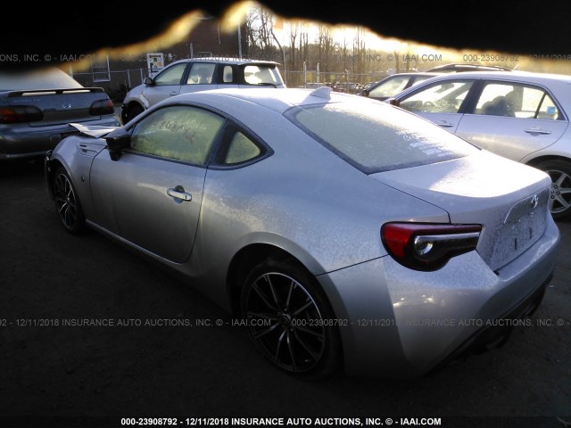 JF1ZNAE18J9700951 - 2018 TOYOTA 86 GT SILVER photo 3