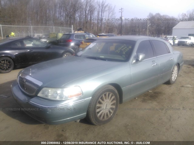 1LNHM82W25Y624636 - 2005 LINCOLN TOWN CAR SIGNATURE LIMITED Light Blue photo 2