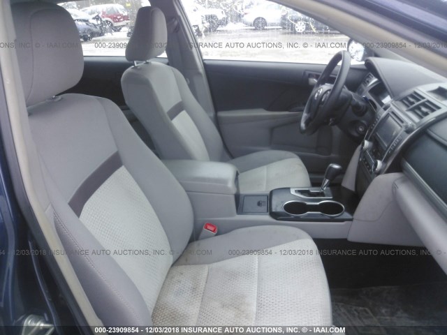 4T4BF1FK8ER444282 - 2014 TOYOTA CAMRY L/SE/LE/XLE Mavi foto 5