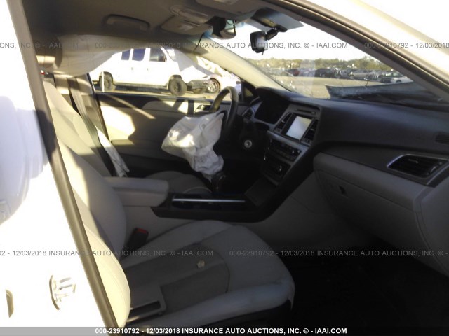 5NPE24AF2GH377470 - 2016 HYUNDAI SONATA SE WHITE photo 5