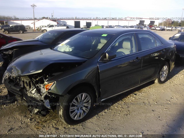 4T1BF1FK6EU784136 - 2014 TOYOTA CAMRY L/SE/LE/XLE 灰色 照片 2