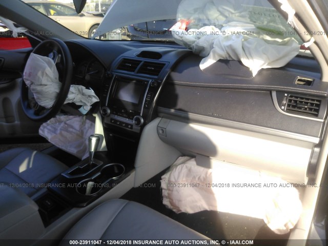 4T1BF1FK6EU784136 - 2014 TOYOTA CAMRY L/SE/LE/XLE 灰色 照片 5
