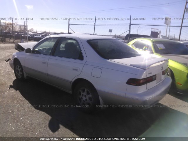 JT2BG22K0X0283517 - 1999 TOYOTA CAMRY LE/XLE WHITE photo 3