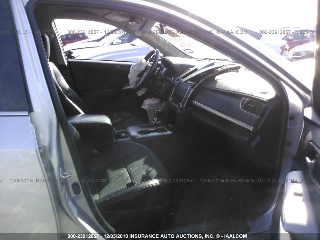 4T1BF1FKXEU340788 - 2014 TOYOTA CAMRY L/SE/LE/XLE 银色 照片 5