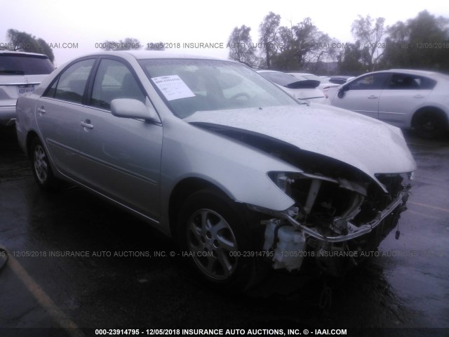 JTDBE32K720135893 - 2002 TOYOTA CAMRY LE/XLE/SE SILVER photo 1