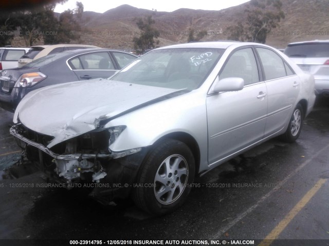 JTDBE32K720135893 - 2002 TOYOTA CAMRY LE/XLE/SE SILVER photo 2