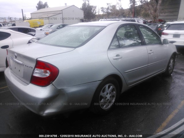 JTDBE32K720135893 - 2002 TOYOTA CAMRY LE/XLE/SE SILVER photo 4