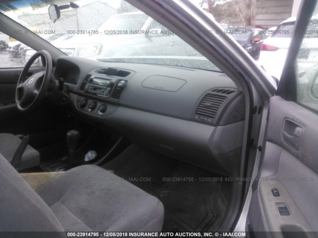 JTDBE32K720135893 - 2002 TOYOTA CAMRY LE/XLE/SE SILVER photo 5
