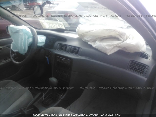 4T1BG28K3WU219389 - 1998 TOYOTA CAMRY CE/LE/XLE 银色 照片 5