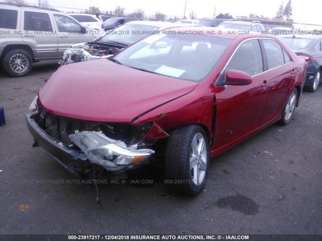 4T1BF1FKXCU532032 - 2012 TOYOTA CAMRY SE/LE/XLE RED photo 2