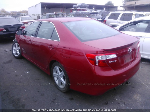 4T1BF1FKXCU532032 - 2012 TOYOTA CAMRY SE/LE/XLE RED photo 3