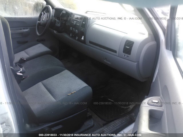 2GTEC13C881238431 - 2008 GMC SIERRA C1500 WHITE photo 5