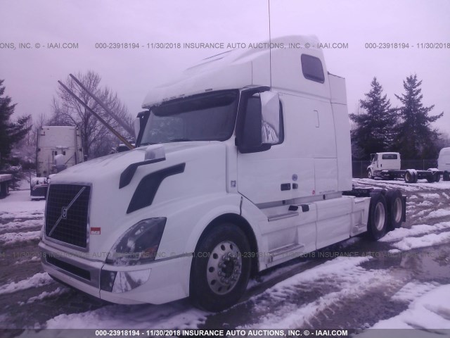 4V4NC9EH5GN960139 - 2016 VOLVO VN WHITE photo 2