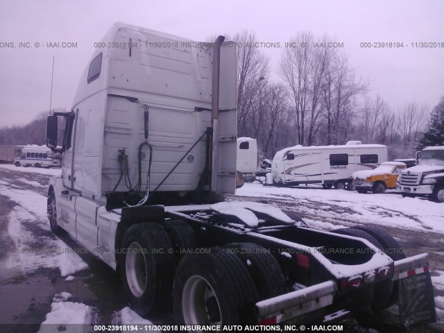 4V4NC9EH5GN960139 - 2016 VOLVO VN WHITE photo 3