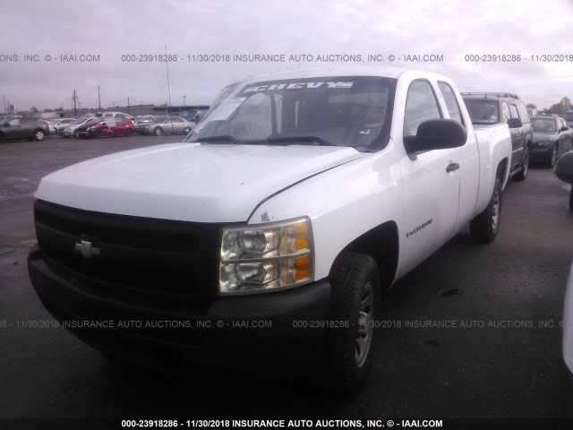 1GCEC19088Z264421 - 2008 CHEVROLET SILVERADO C1500 WHITE photo 2