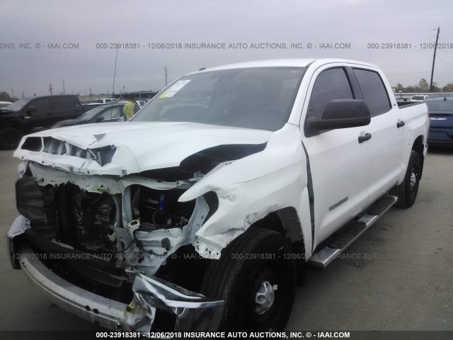 5TFEM5F18HX112331 - 2017 TOYOTA TUNDRA CREWMAX SR5 WHITE photo 2