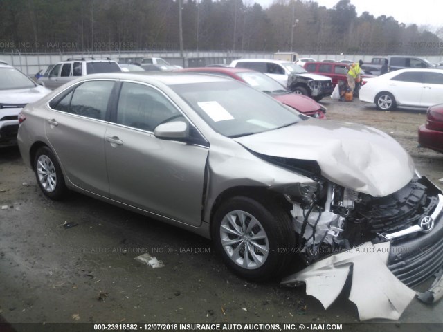 4T1BF1FK5HU787114 - 2017 TOYOTA CAMRY LE/XLE/SE/XSE შამპანური ფოტო 1