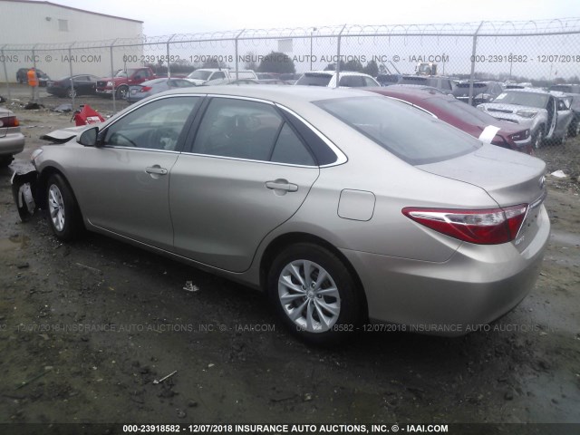 4T1BF1FK5HU787114 - 2017 TOYOTA CAMRY LE/XLE/SE/XSE შამპანური ფოტო 3